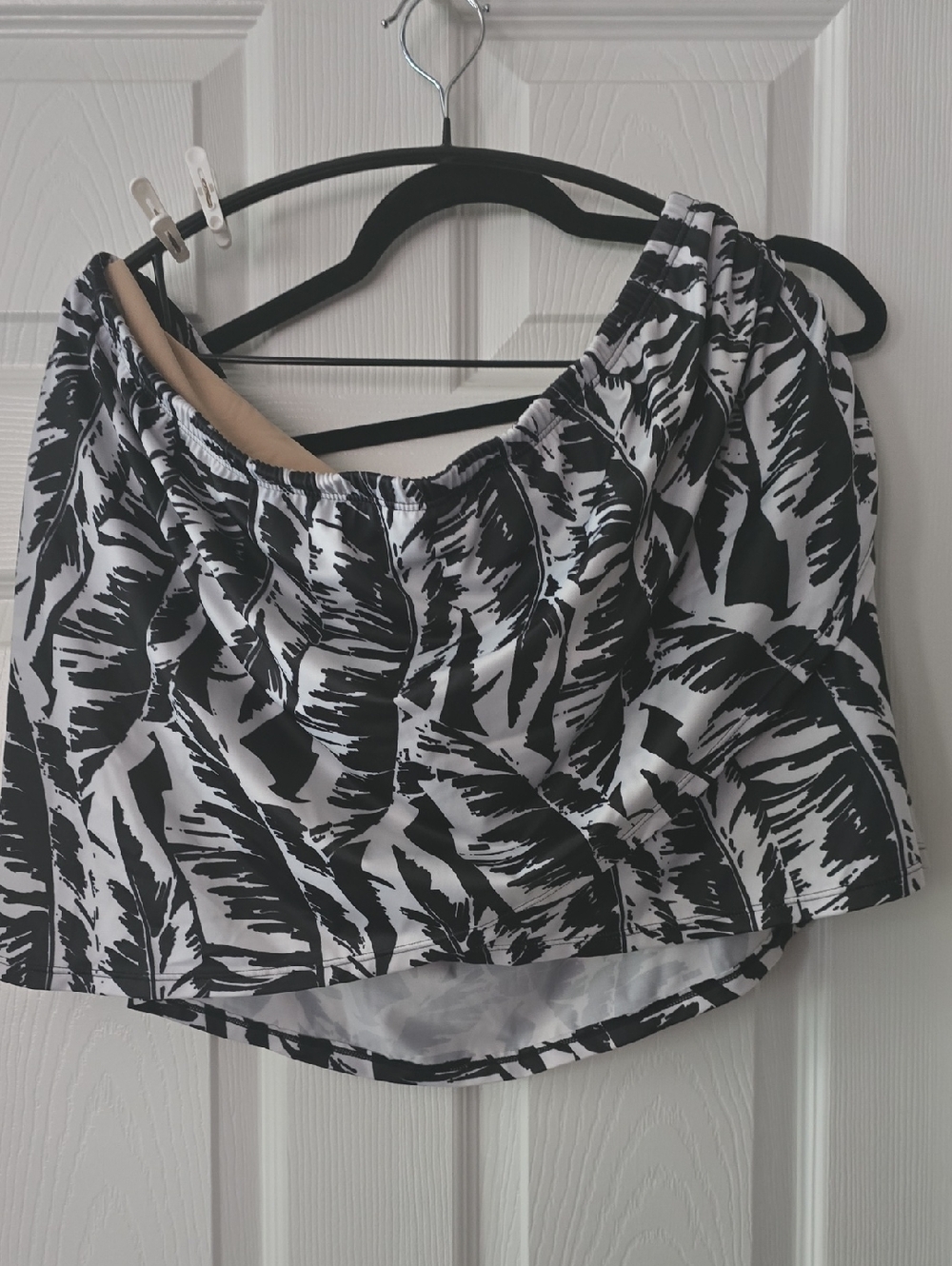 Black & White Feather-Print Swim Skirt
